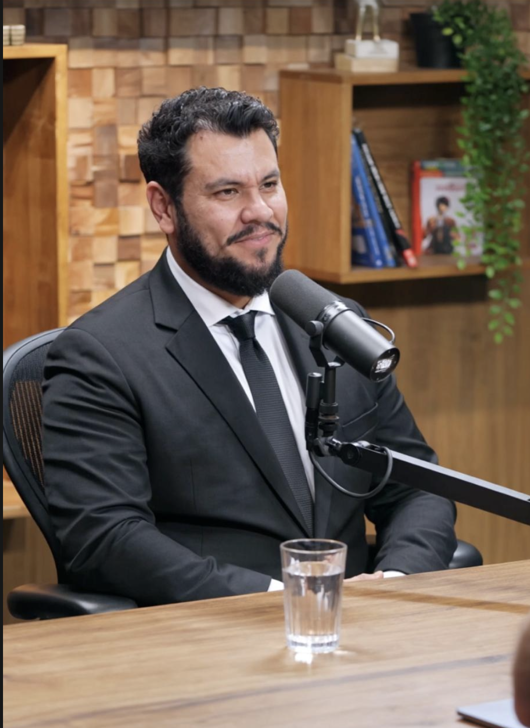 Porträt von Kin Levi in einem Podcaststudio